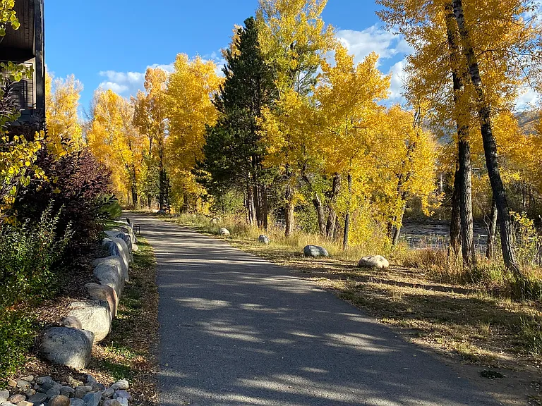 Blue River Pkwy — Photo 26