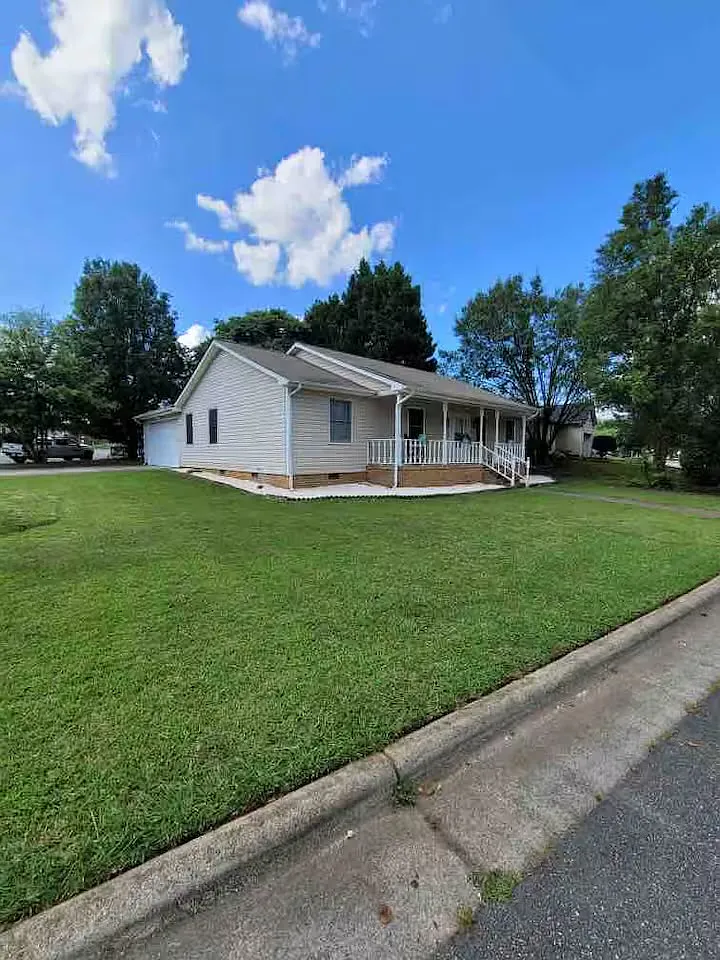 3 bed, 1440 sqft, $1,925 — Photo 1