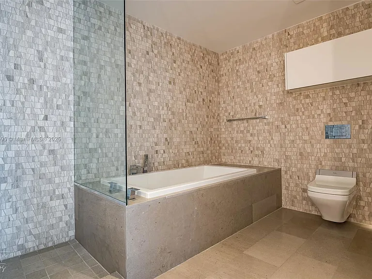 88 SW 7th St #1004 — Photo 9