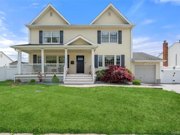 47 Syosset Circle, Syosset, NY 11791