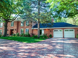6472 Thunderbird Dr, Indian Head Park, IL