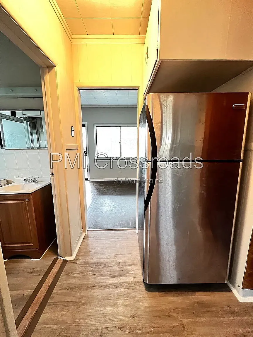 3 bed, 1.0 bath, 936 sqft, $1,325 — Photo 2