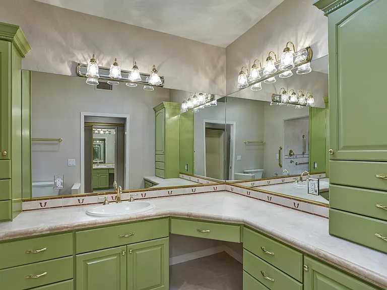 2952 N Saint Augustine Pl — Photo 14