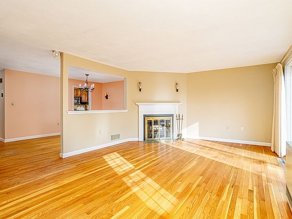 2nd image of 9 Governor Sq #9