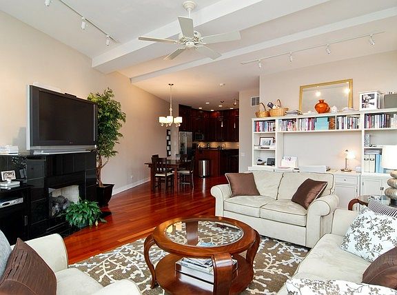 5th image of 1623 W Melrose St #503