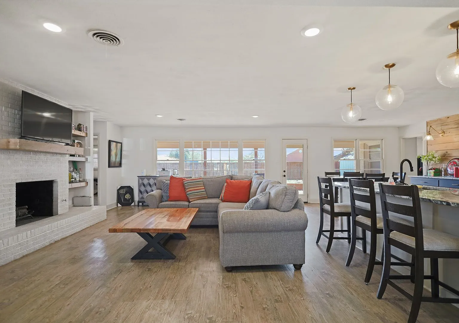 Beautiful 3 Bedroom 2.5 Bathroom home in Melonie Park! — Photo 2