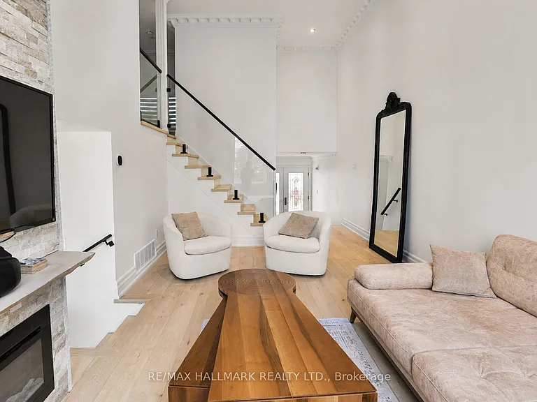 36 Kitsilano Cres — Photo 3