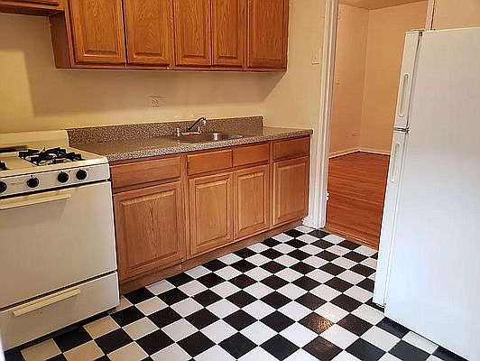 4th image of 150 E 18th St #D16