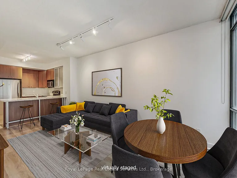 438 King St W #402 — Photo 6