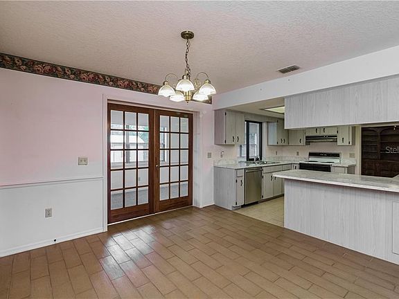 5th image of 809 Cedar Knoll Dr S