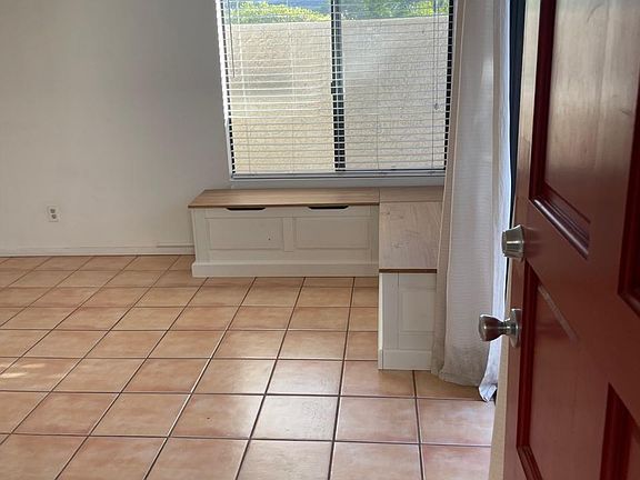 3rd image of 4942 Sawyer Ave