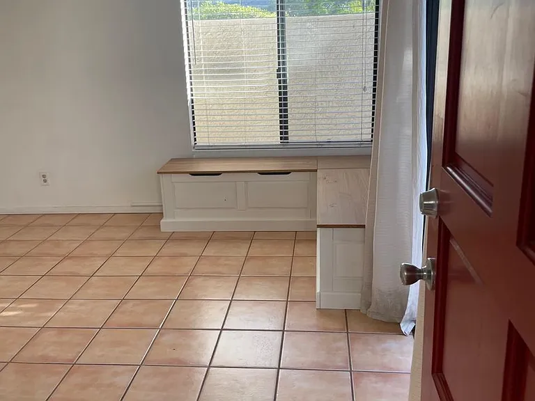 4942 Sawyer Ave — Photo 3