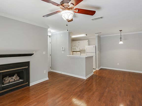 3rd image of 625 Granville Ct