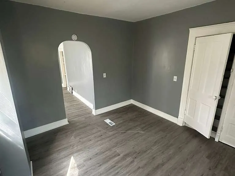 832 1/2 W 1st St #A — Photo 2