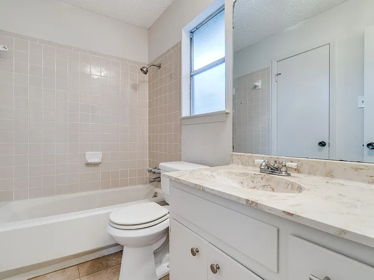 CRISP BATHROOM WITH WINDOW~