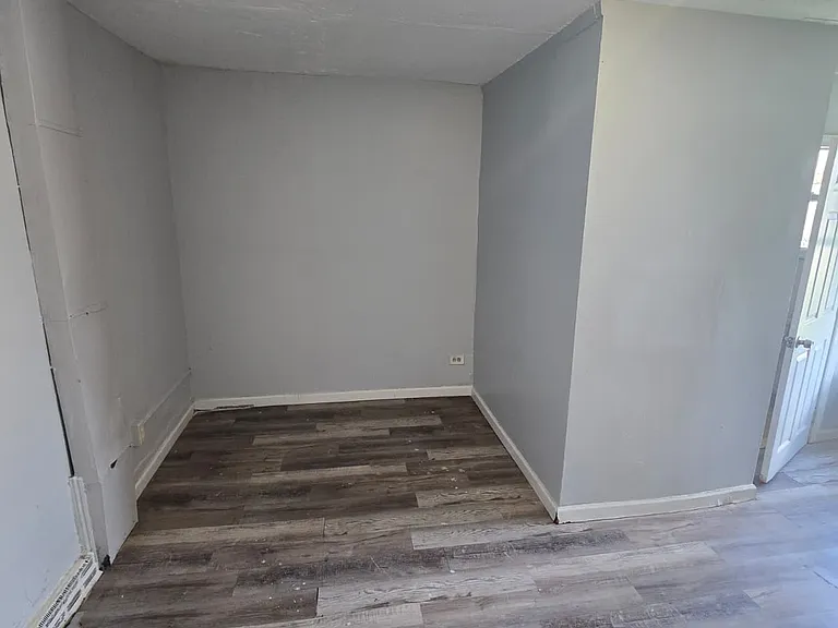 211 W 3rd St #A — Photo 10