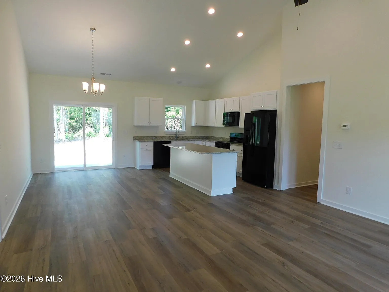 3 bed, 2.0 bath, $2,400 — Photo 2