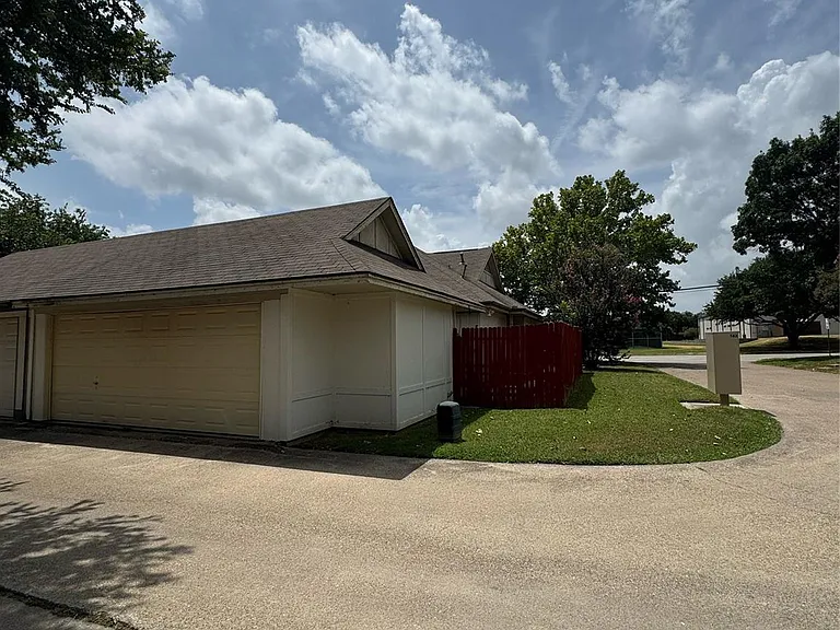 201 E Windsor Dr — Photo 34