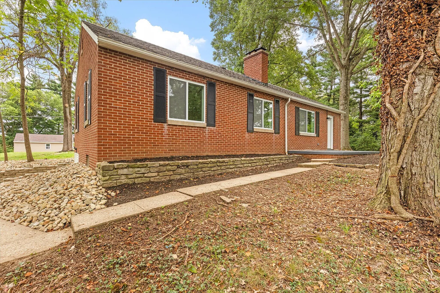 1500 Cincinnati Zanesville Rd SW photo 1