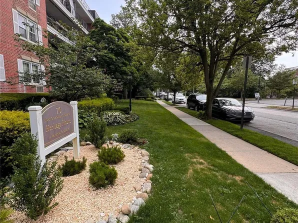 70 N Grove St #4E, Freeport, NY 11520