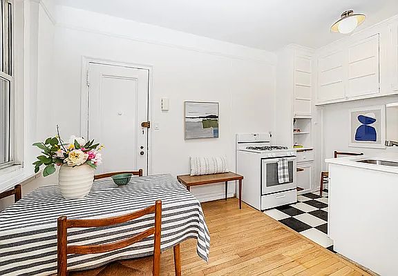 5th image of 285 Riverside Dr APT 1E