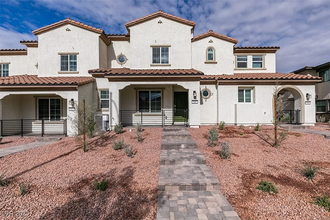 3 bed, 2.5 bath, 1381 sqft, $2,150 — Photo 1