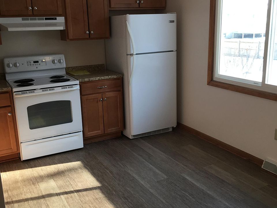 Kitchen w tile flooring