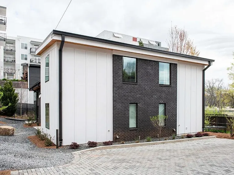 542 Boulevard Pl NE #D — Photo 21