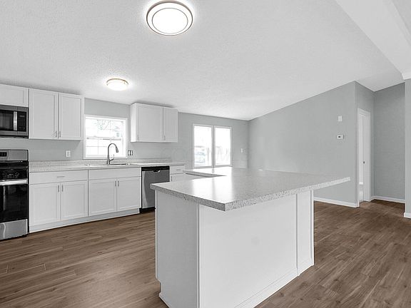5th image of 747 Richardson Ave