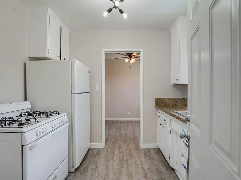 600 Kelton Ave #2 — Photo 5