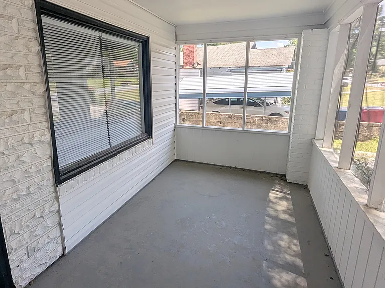 860 Morningside Dr — Photo 3