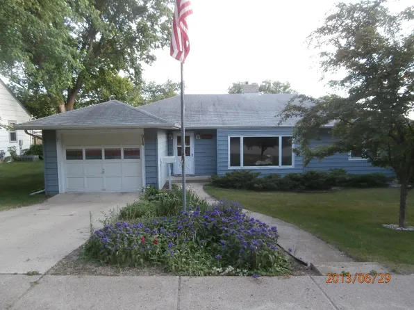914 2nd Pl NE, Jamestown, ND 58401