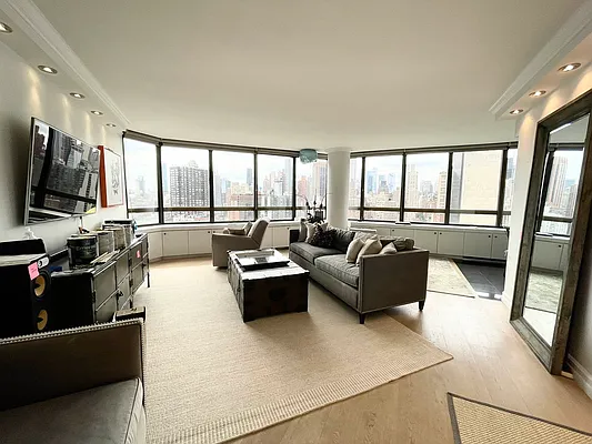 Rented by City Connections Realty | media 2