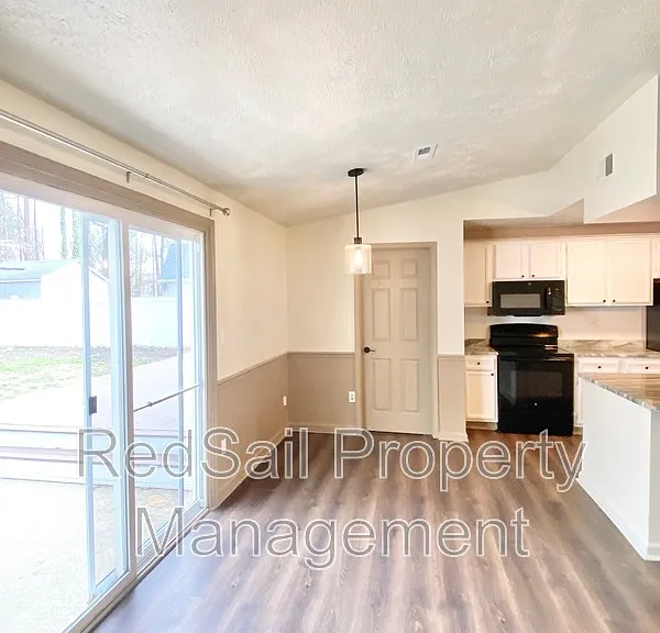 725 Chatsworth Dr — Photo 7