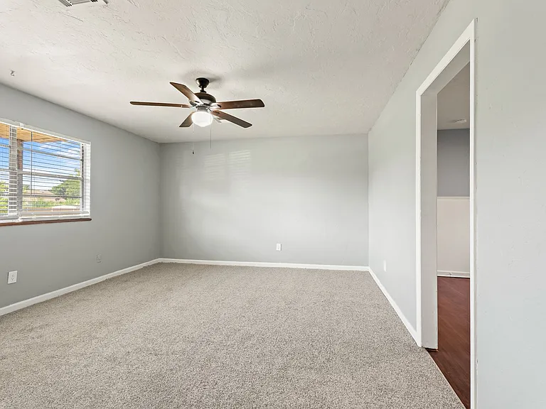 1029 Hoyt Ave — Photo 7