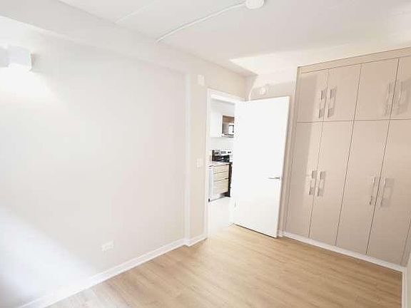 3rd image of 1666 W Pratt Blvd APT 106