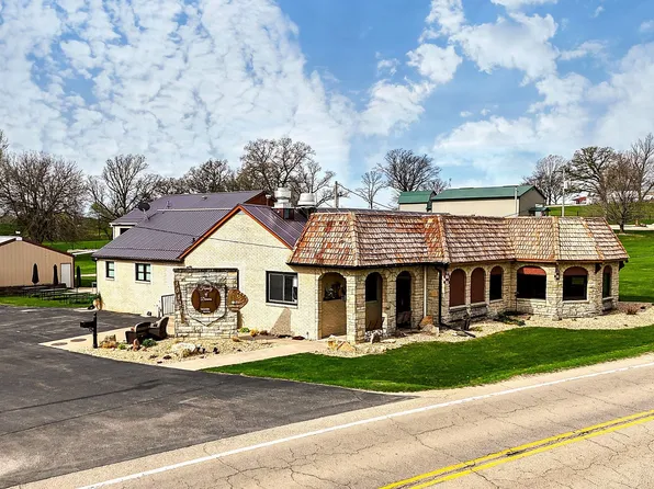 30824 Olde Hawkeye Rd, Dyersville, IA 52040