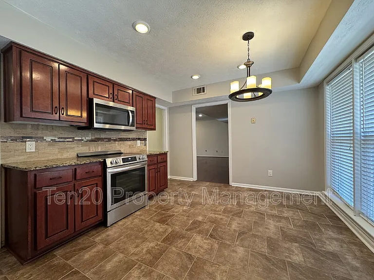 6446 Gloucester Ct — Photo 8