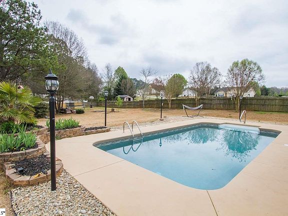 3rd image of 102 Templewood Ct