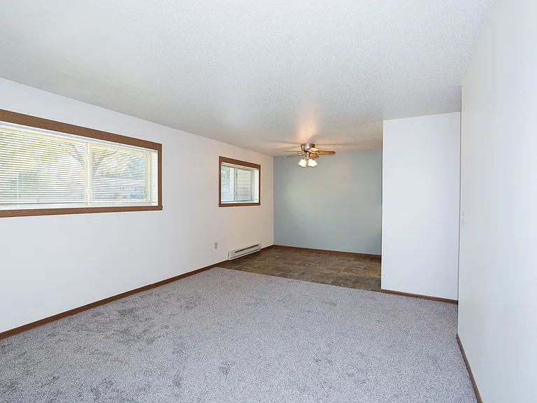 Fargo, ND Pacific South Apartments | 21A | Living