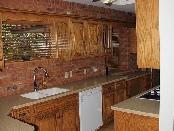 5th image of 2412 Parkview Dr