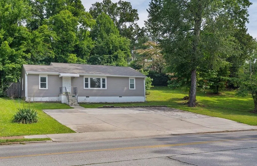 3 bed, 1560 sqft, $1,900 — Photo 1