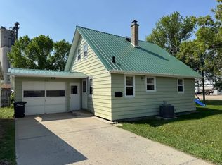 216 4th St E, Bottineau, ND 58318