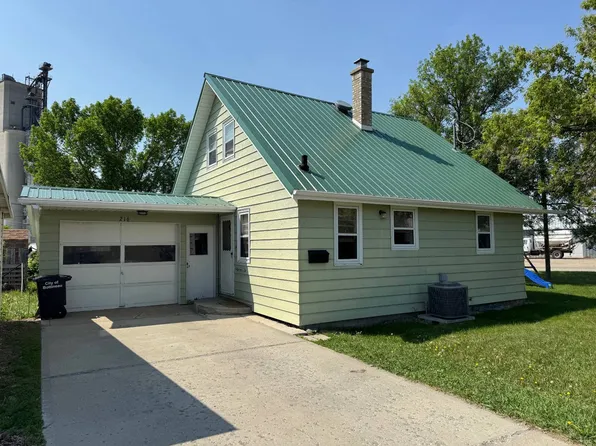 216 4th St E, Bottineau, ND 58318