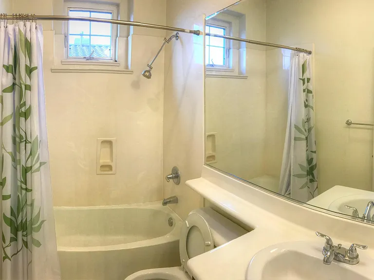 Bathroom (3rd Floor)