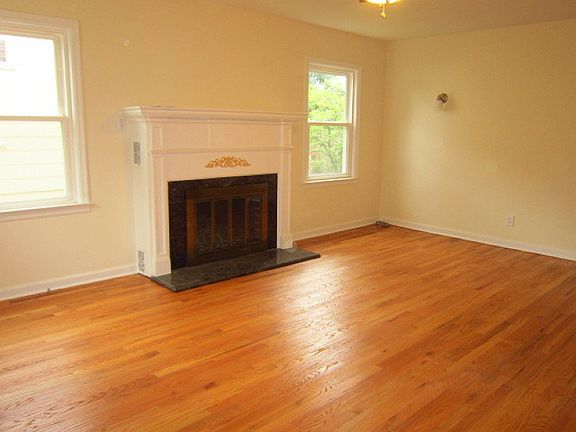 EAT IN KITCHEN WITH HARDWOOD FLOORING, OAK CABINETRY, GRANITE COUNTERS, BOTTOM MOUNT STAINLESS SINK, TILE BACKSPLASH, GLASS DOOR CABINET, BUILT IN MICROWAVE, DISHWASHER, ELECTRIC RANGE, REFRIGERATOR