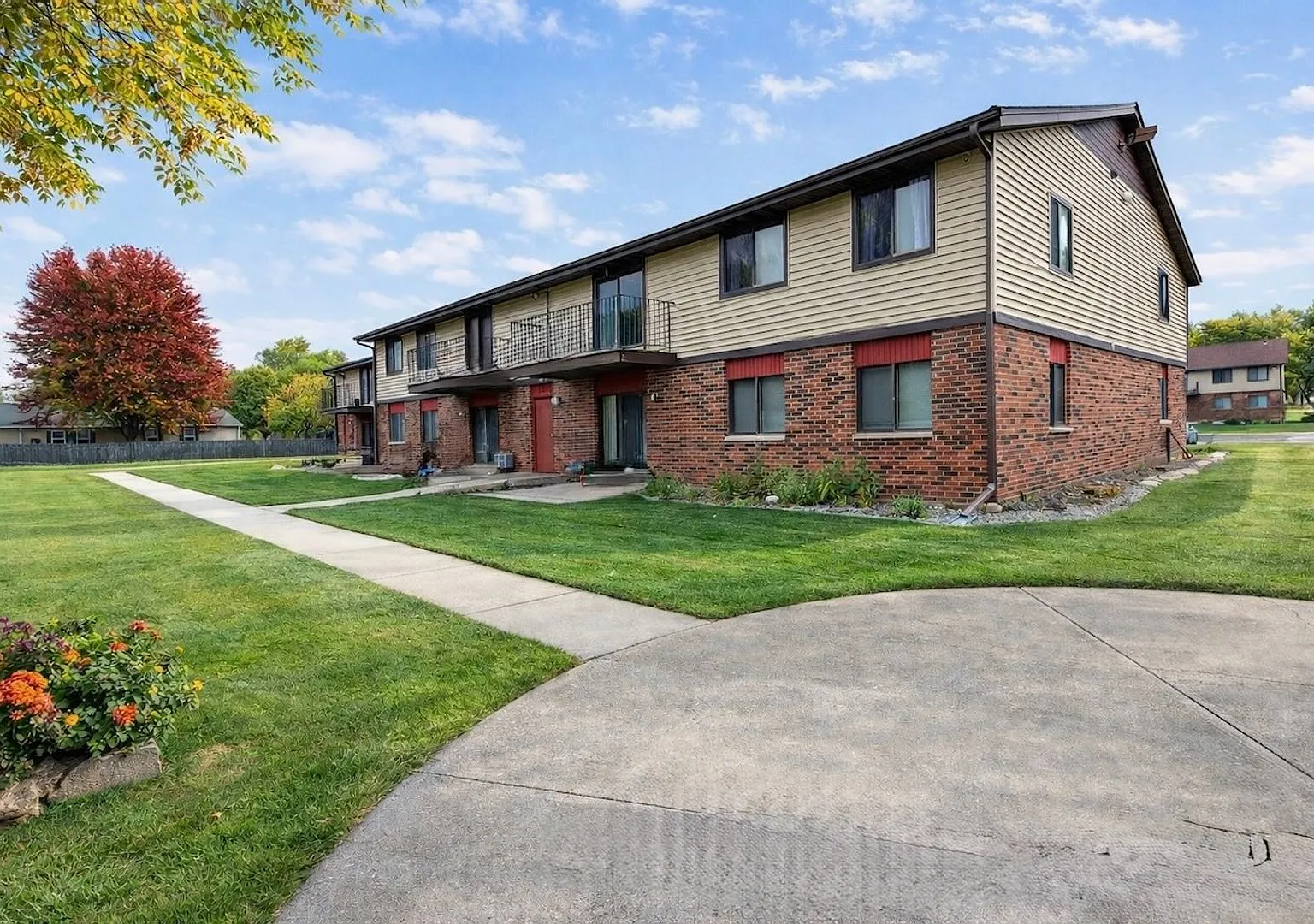 2 Bedroom 1 Bathroom Upper — Photo 3