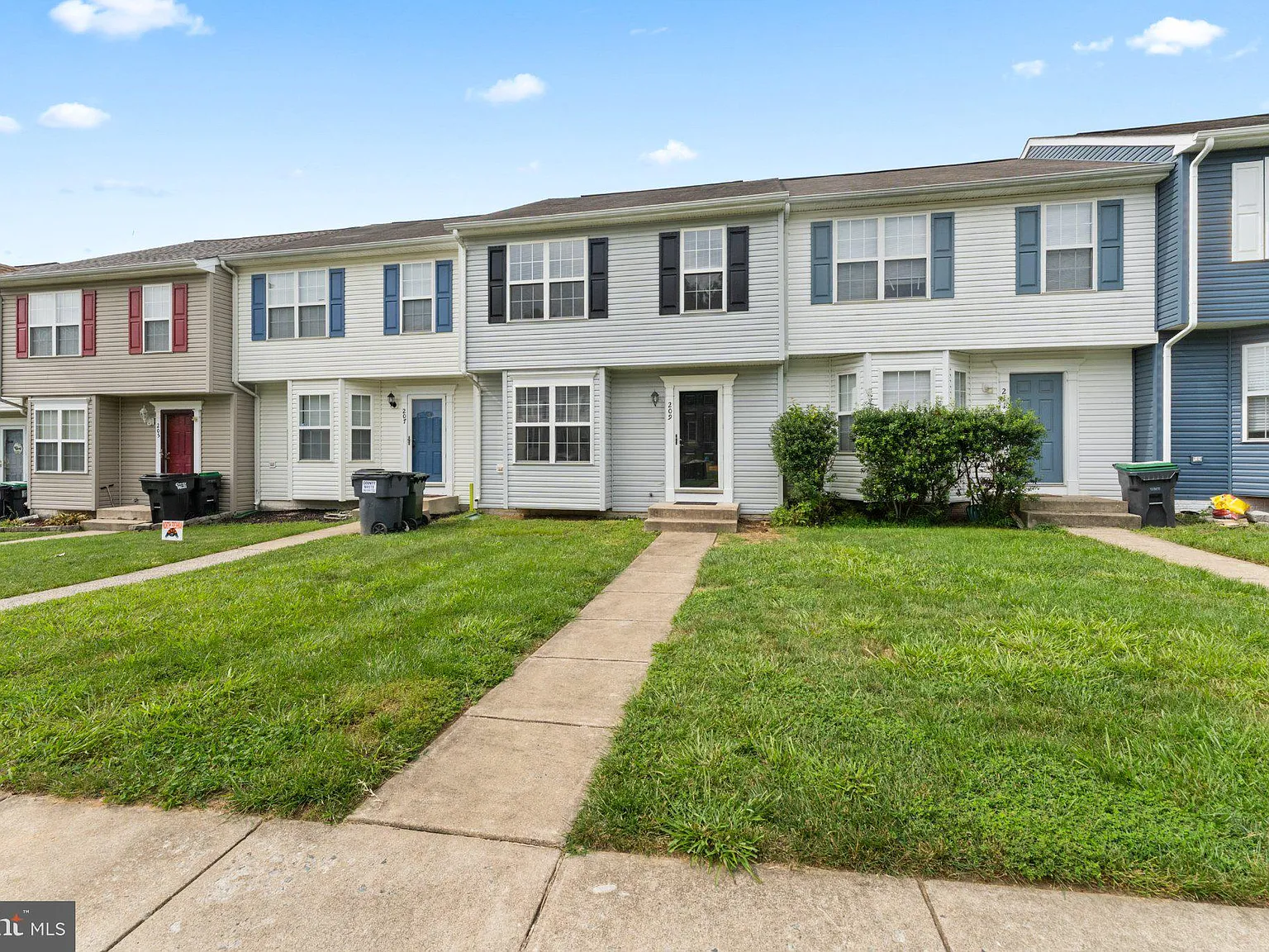 3 bed, 4.0 bath, 1972 sqft, $2,500 — Photo 2