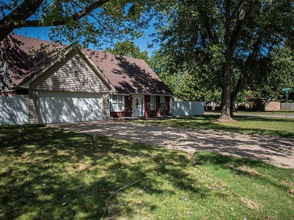 2nd image of 2821 W Parkwood Cir
