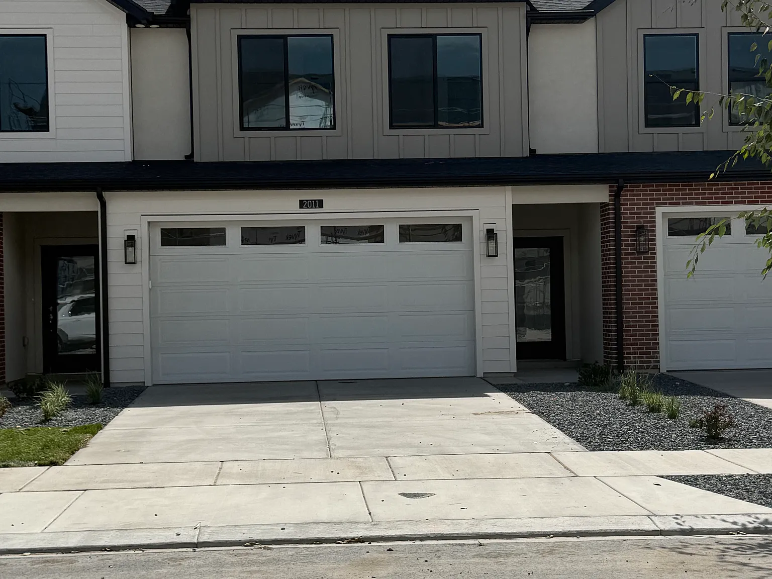 3 bed, 2.5 bath, 1900 sqft, $2,100 — Photo 1